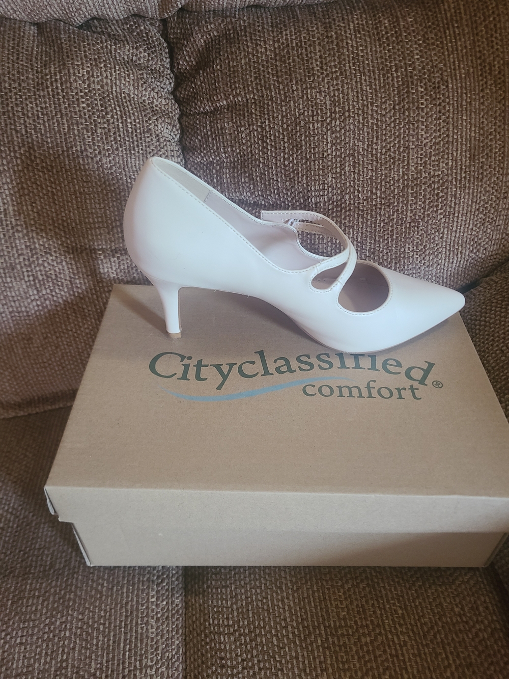 Cityclassified Cream Mary Jane Kitten Heels